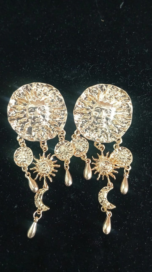 Aretes Cósmicos: Sol, Estrellas y Magia Dorada