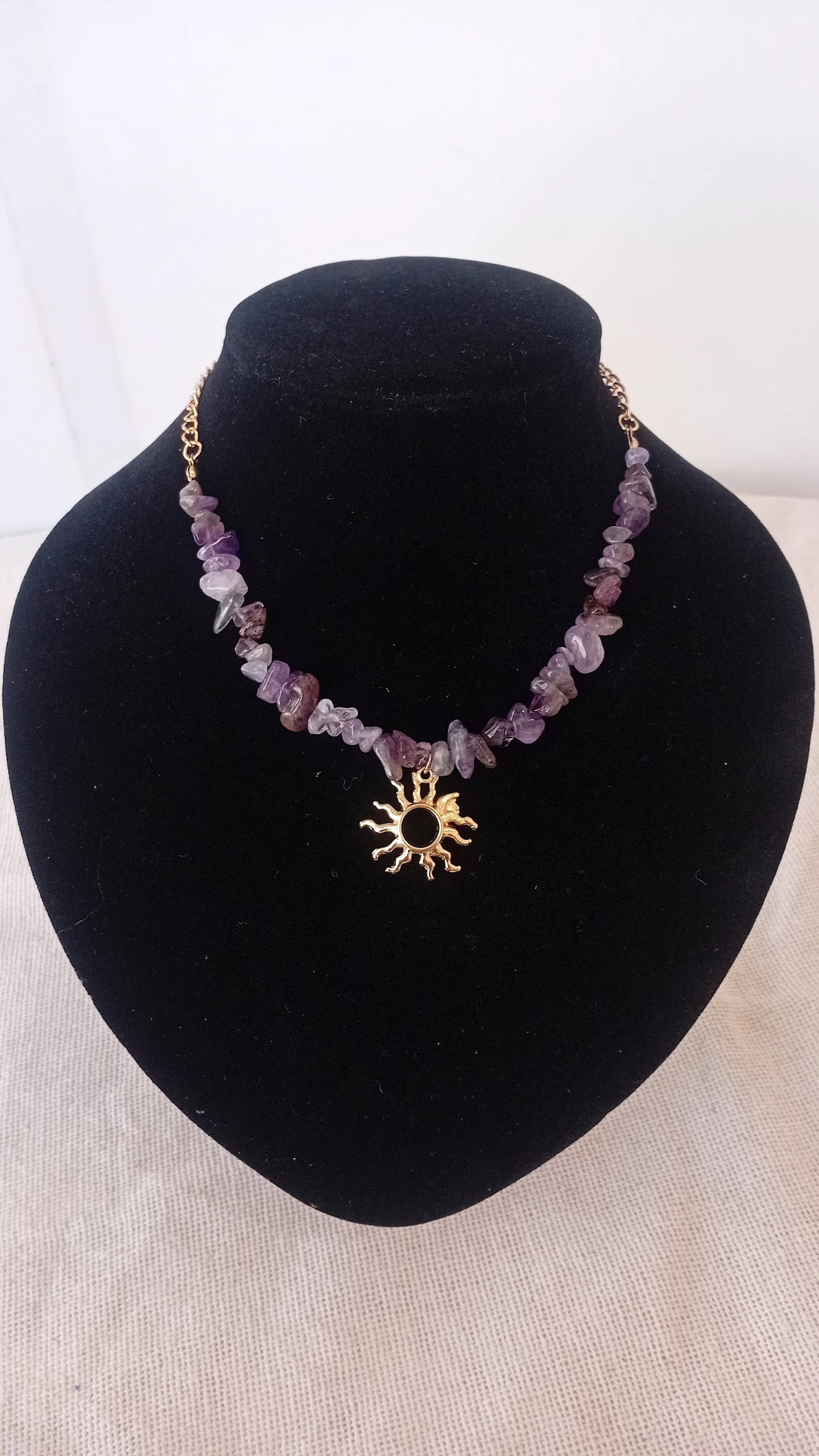 Collar de Amatista + dije dorado de Sol