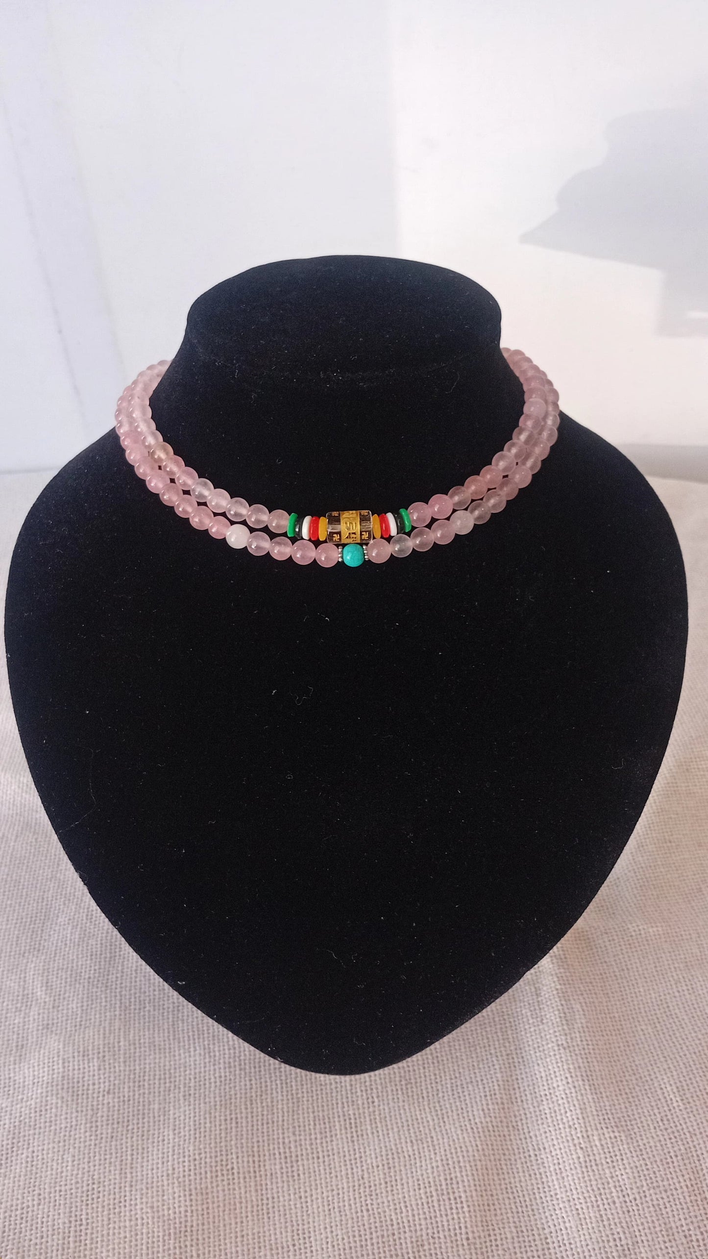 Collar Mala de Cuarzo Rosado con Cuenta Mantra Tibetana