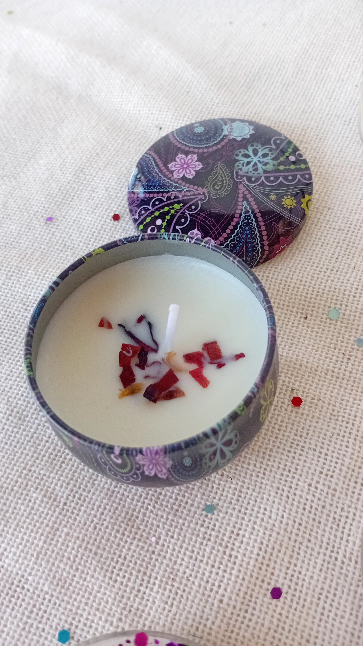 Vela de Soya en Envase Mandálico – Luz Aromática con Encanto Floral