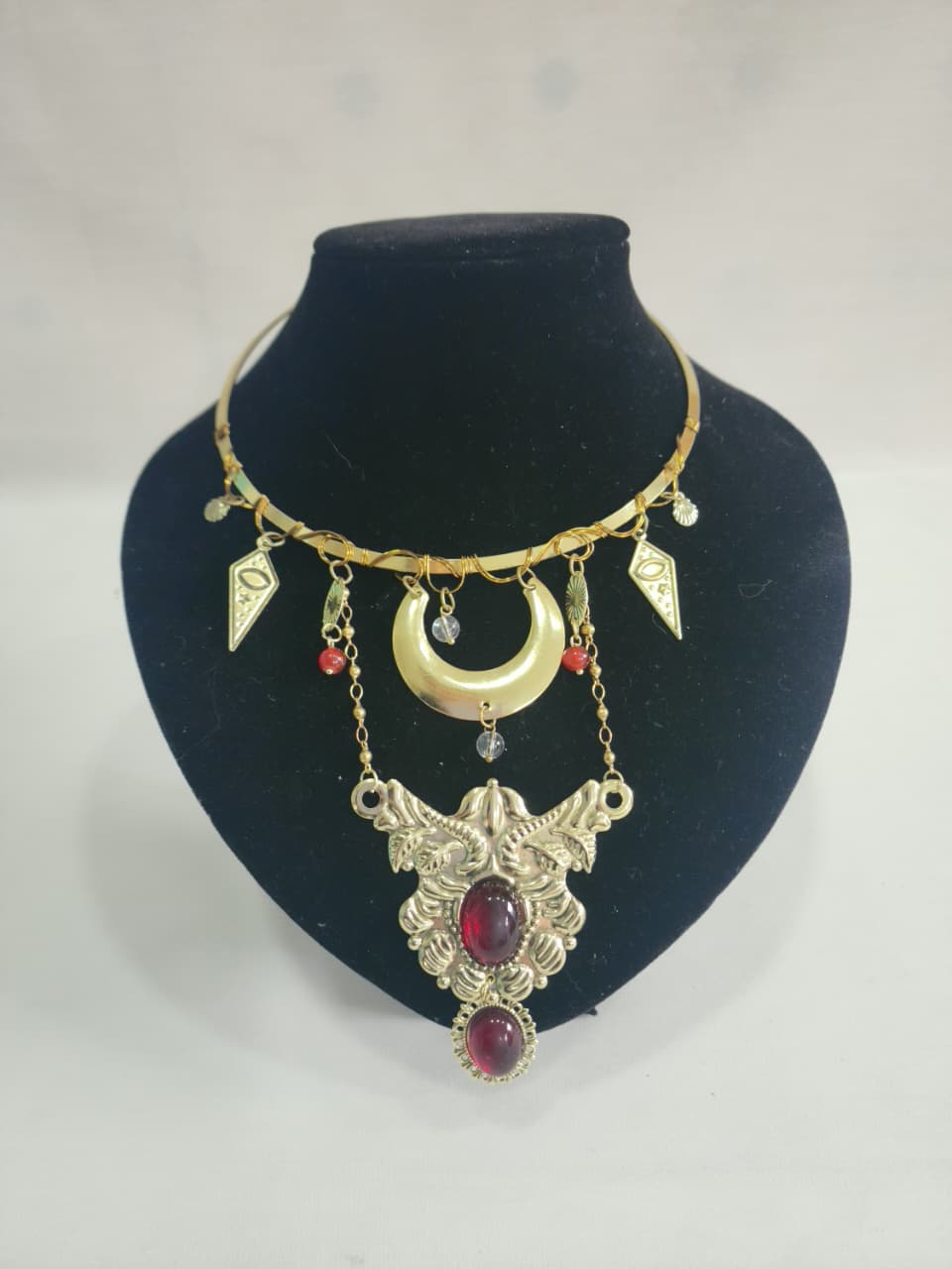 Collar “Oráculo Dorado” – Misticismo Ancestral y Fuerza Femenina