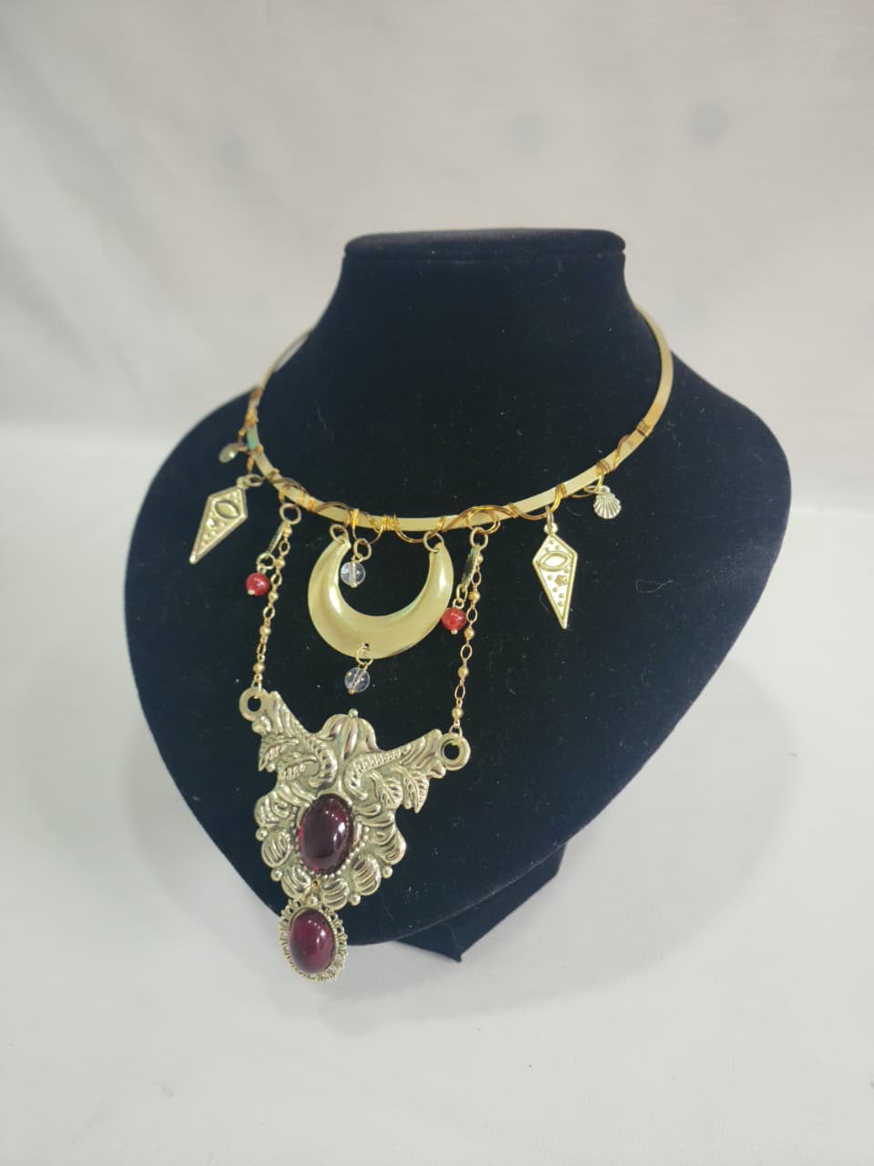 Collar “Oráculo Dorado” – Misticismo Ancestral y Fuerza Femenina