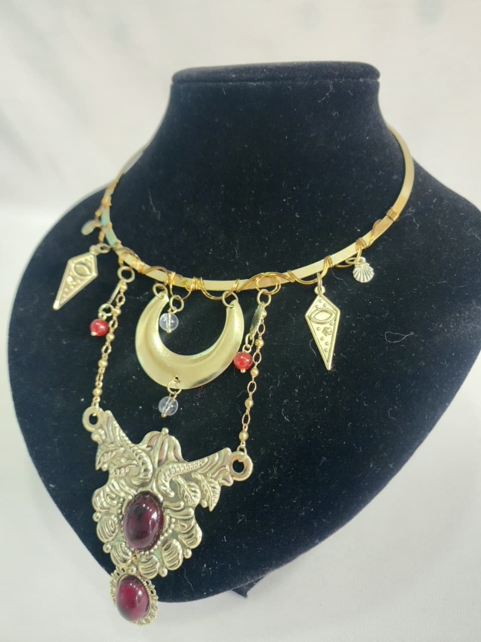 Collar “Oráculo Dorado” – Misticismo Ancestral y Fuerza Femenina
