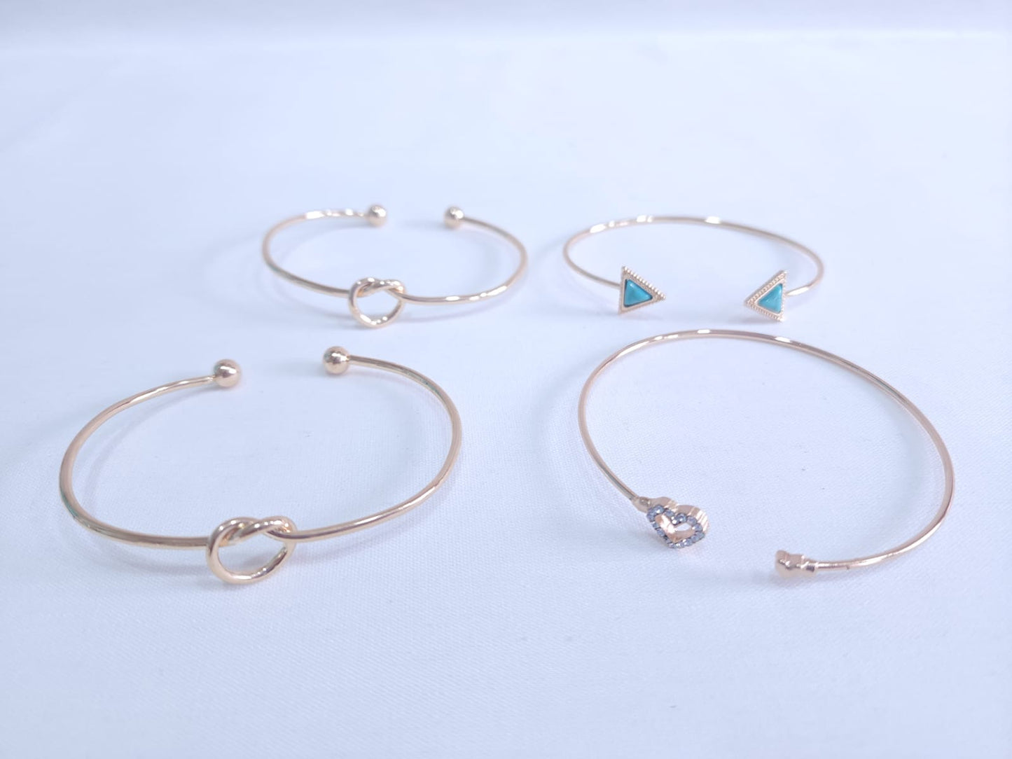 Pulseras “Brillo Sutil” – Elegancia Minimalista con Toques de Luz