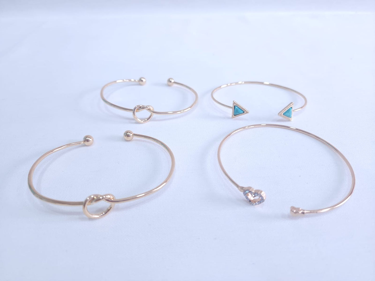 Pulseras “Brillo Sutil” – Elegancia Minimalista con Toques de Luz