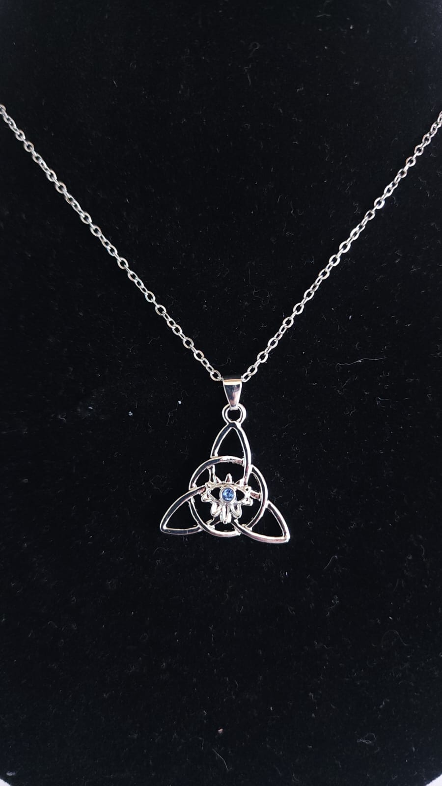 ✨ Collar Nudo Celta con Sol Central