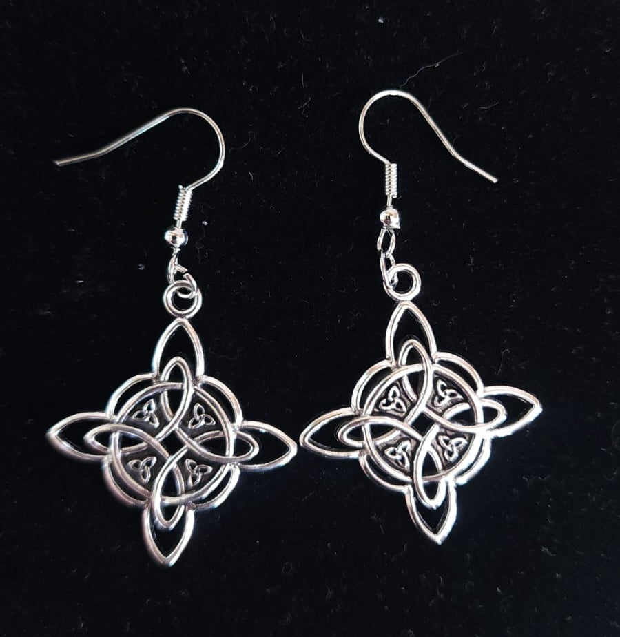 ✨ Aretes Nudo de Bruja en Tono Plateado