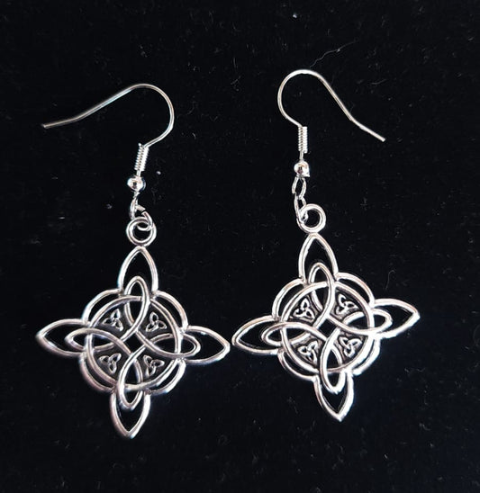 ✨ Aretes Nudo de Bruja en Tono Plateado