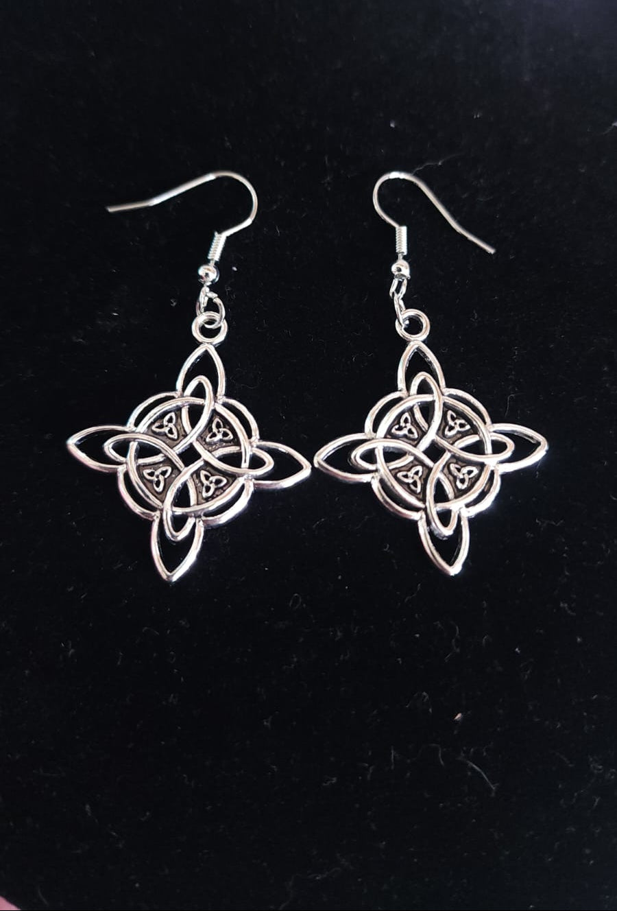 ✨ Aretes Nudo de Bruja en Tono Plateado