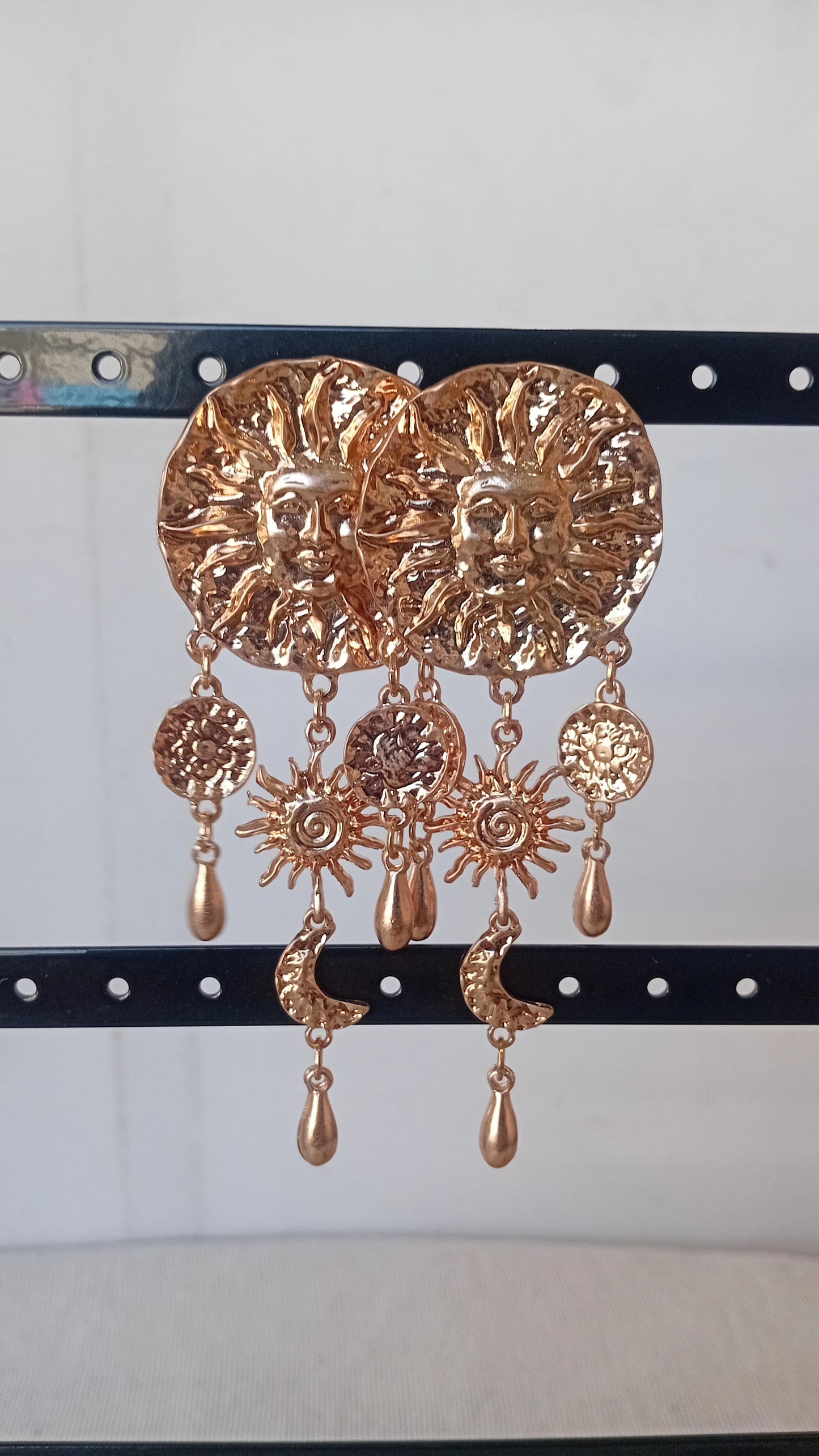 Aretes Cósmicos: Sol, Estrellas y Magia Dorada