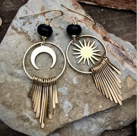 Aretes “Sol y Luna Tribal” energía dorada en movimiento